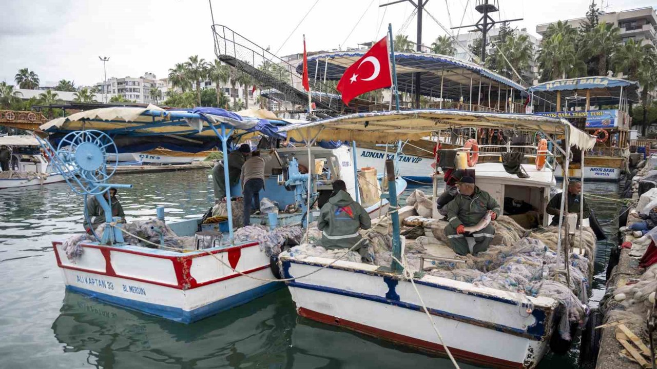 Mersin’de balıkçılara ekipman desteği sürüyor
