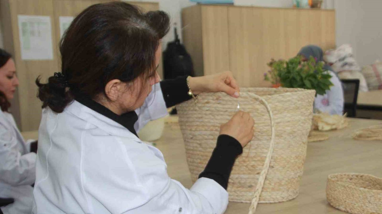 Topraktan gelen miras tasarımla buluştu: Mısır kabuğu kadınların elinde hayat buluyor
