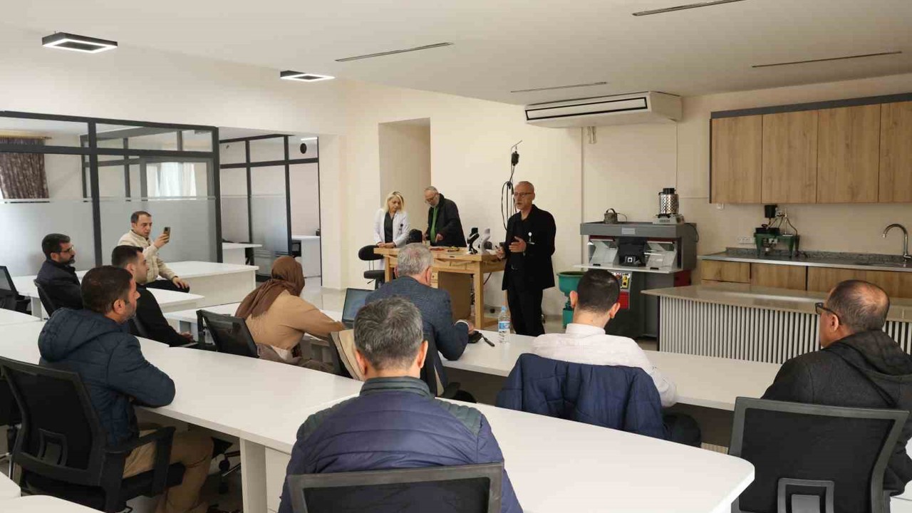 Diyarbakır’ın 57 yıllık kuyumculuk hafızası olan zanaatkar, öğretmenlerle buluştu
