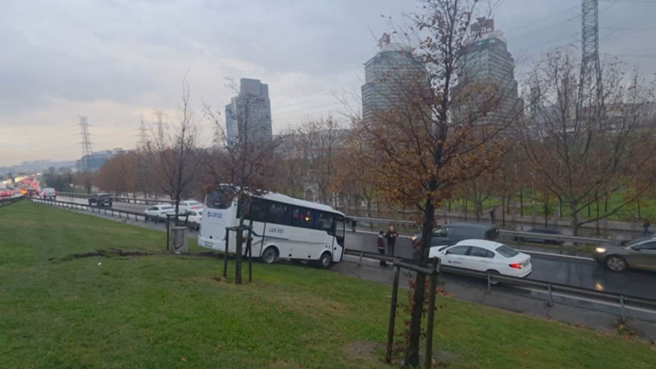 Servis minibüsü yoldan çıktı, bariyerleri aşıp yeşillik alana uçtu

