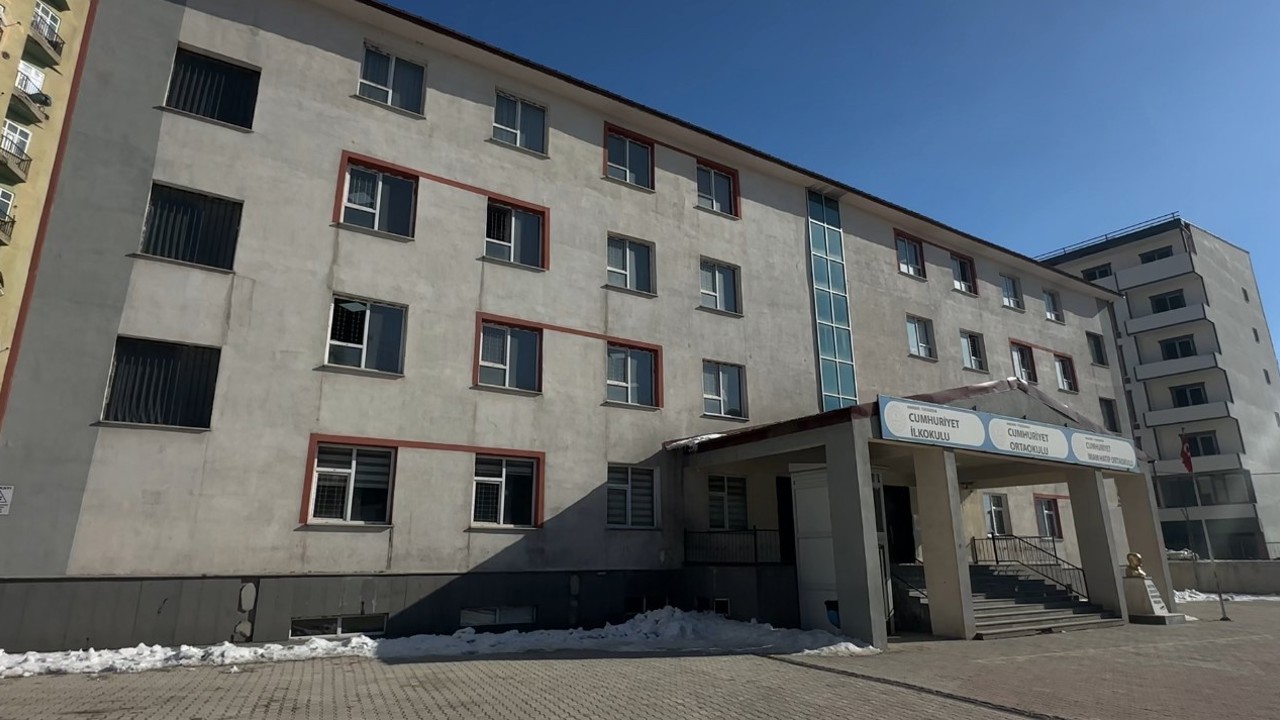 Yüksekova’da örnek uygulama: Okulun pencereleri güvenli hale getirildi
