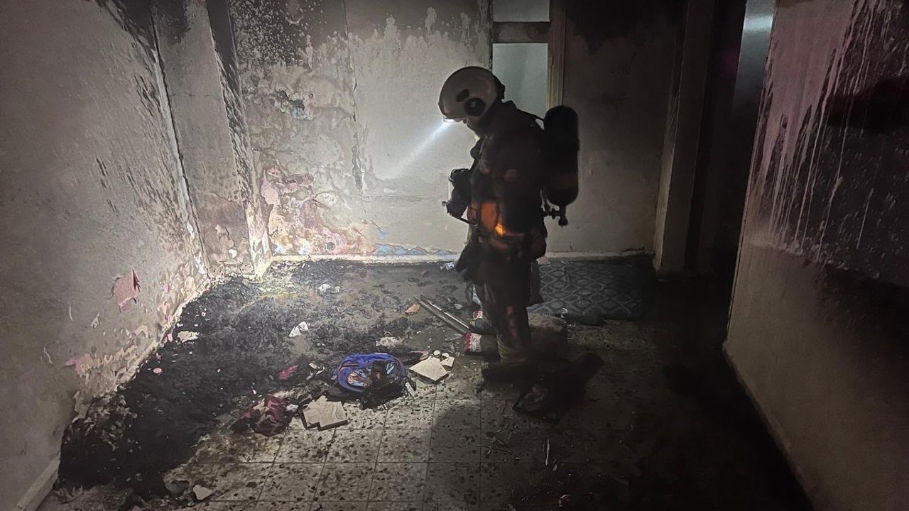 Antakya’da metruk bina yangını
