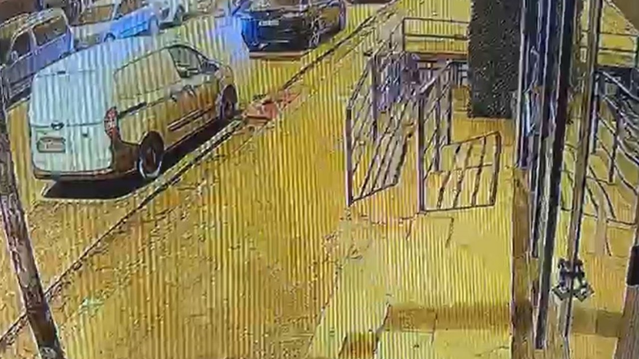 Alkollü sürücü, park halindeki araca çarparak takla attı; o anlar kamerada
