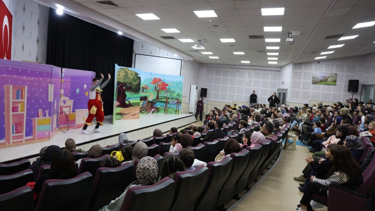 Kartepe’de çocuklara "Küçük Cesaretler Kulübü" oyunu sahnelendi
