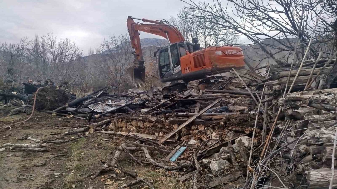 Ermenek’te çıkan yangında ev tamamen kullanılamaz hale geldi
