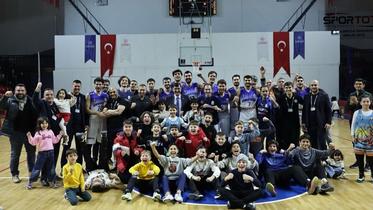 Kütahya Belediyespor Basketbol takımı zirve yarışını sürdürüyor
