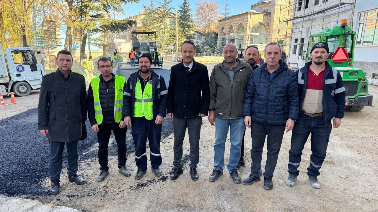 Saray Mahallesi’nde asfalt çalışmaları sürüyor
