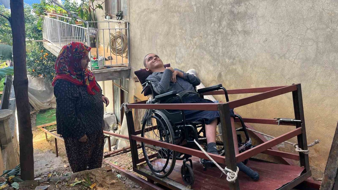 "Üvey oğlum" demedi, engelli oğluna eğitimi için hamallık yaparak evine raylı sistem kurdu
