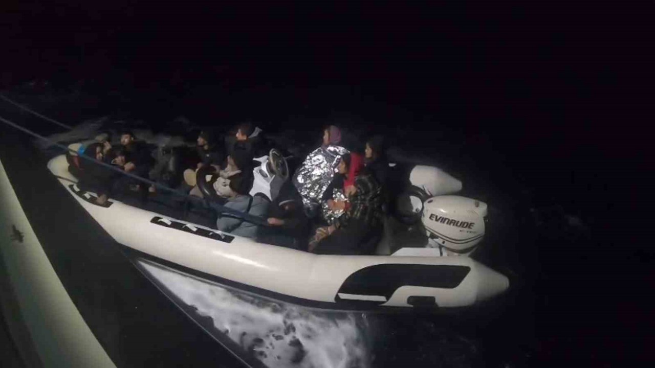 İzmir açıklarında 25 düzensiz göçmen yakalandı, 33 göçmen kurtarıldı
