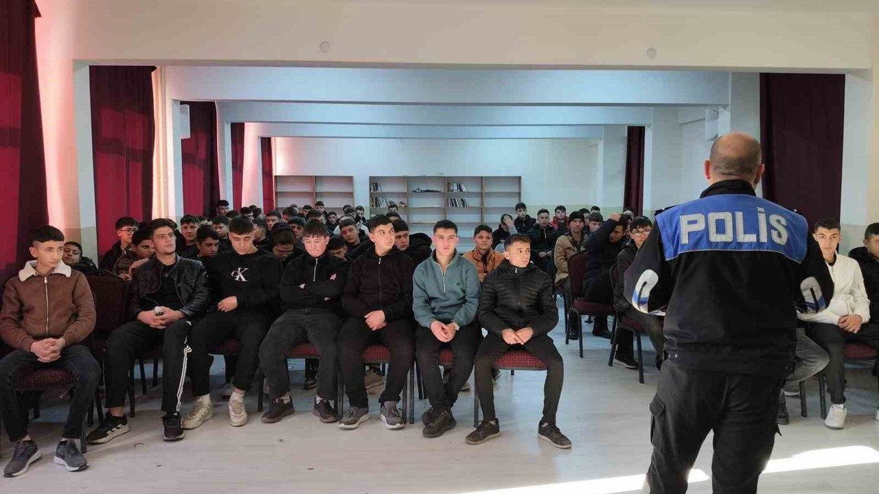 Polisten çıraklık okulu öğrencilerine yönelik eğitim
