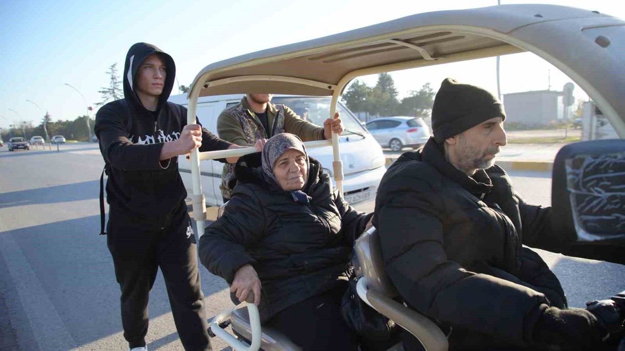 Edirne’de gençlerden insanlık dersi: Engelli vatandaşı kilometrelerce ittiler
