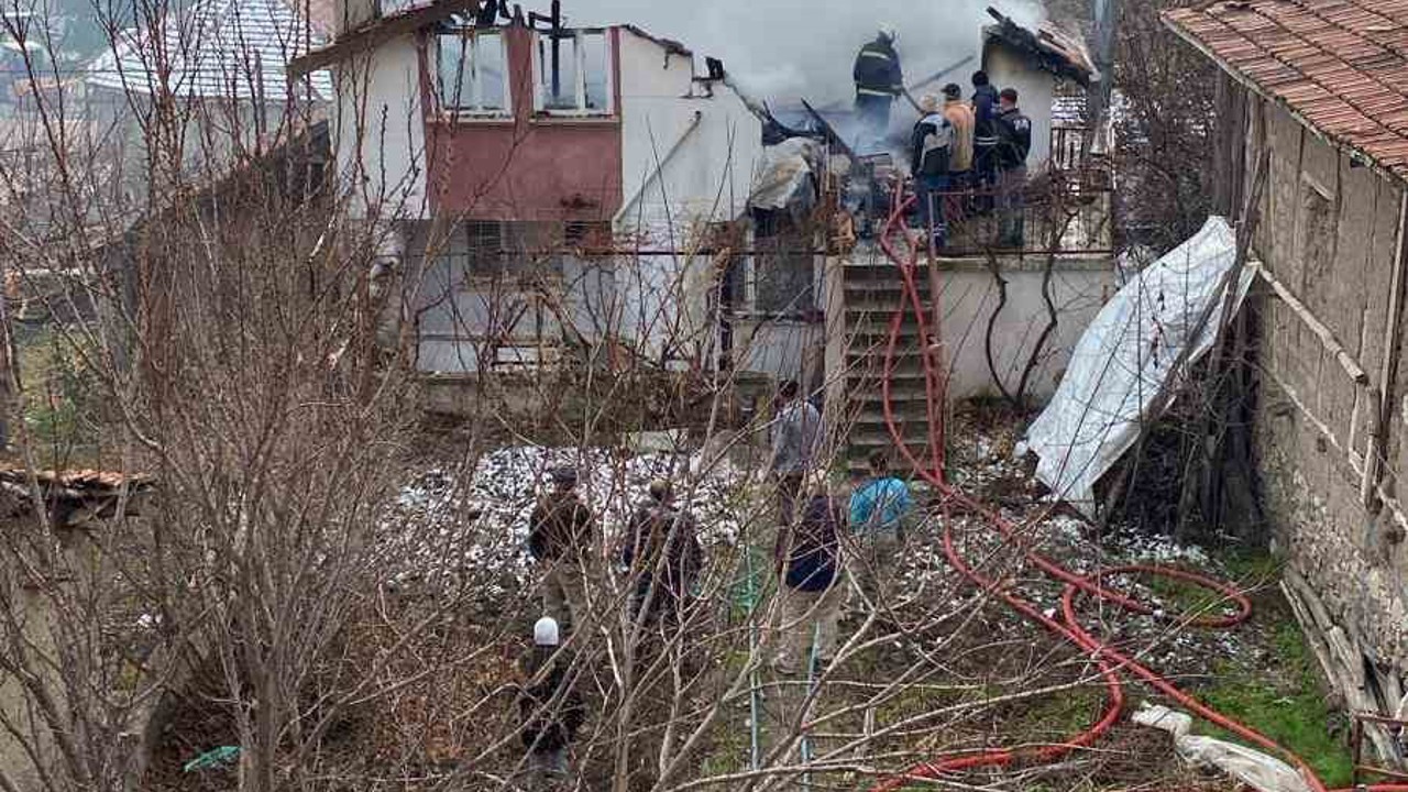 Yozgat’ta binada çıkan yangında yoğun duman gökyüzünü kapladı
