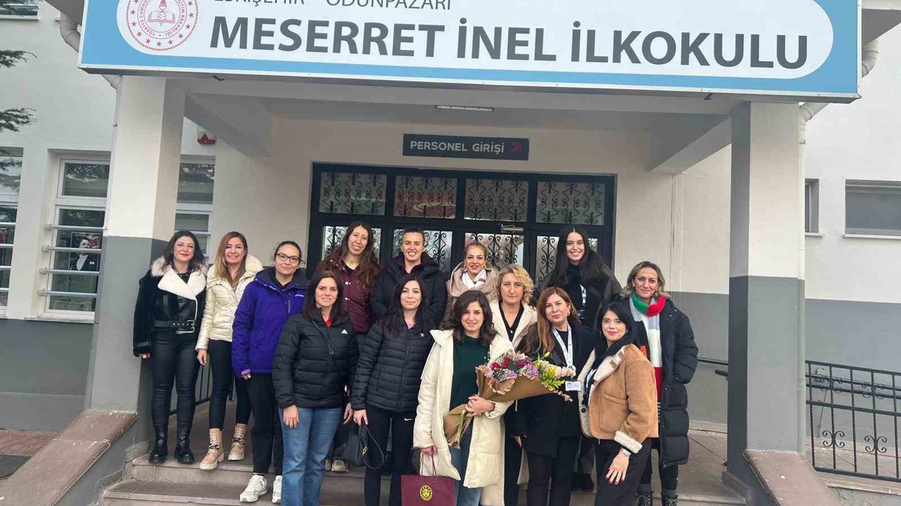 Oyuncu Sanem Yelez Akpınar, öğrenci velileriyle bir araya geldi
