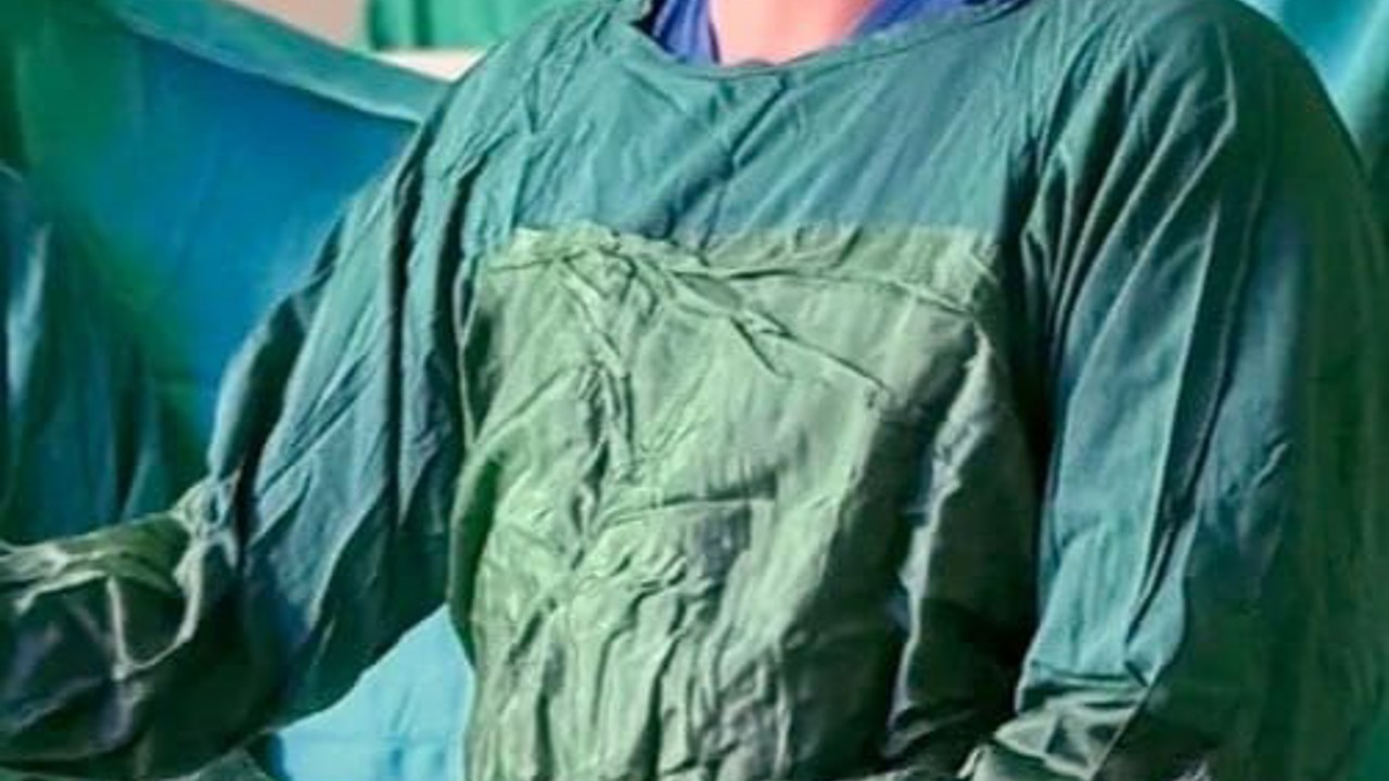 Karın boşluğundan 40 santimetre büyüklüğünde kitle çıkarıldı
