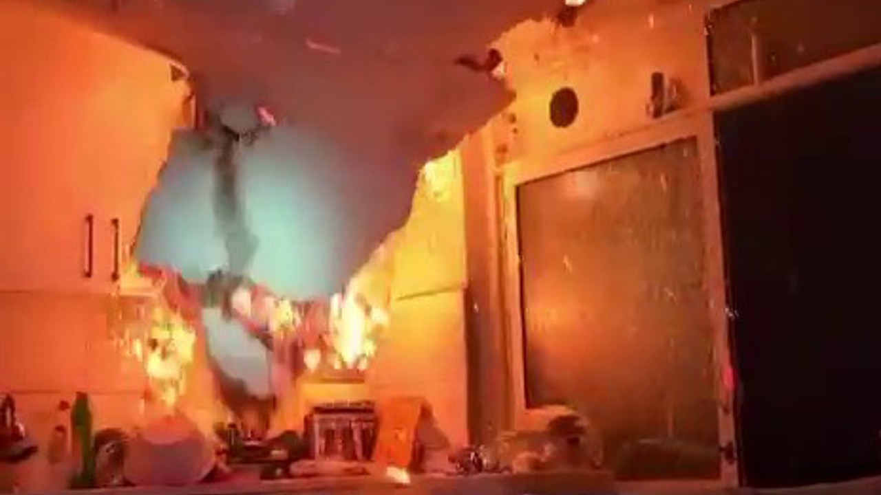 Yangında tavan çöktü, itfaiye ekipleri ölümden döndü... O anlar kameraya yansıdı
