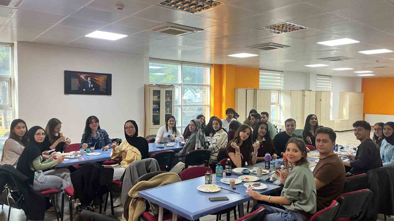 Gençler sanatta buluştu, seramik biblolar renklendi
