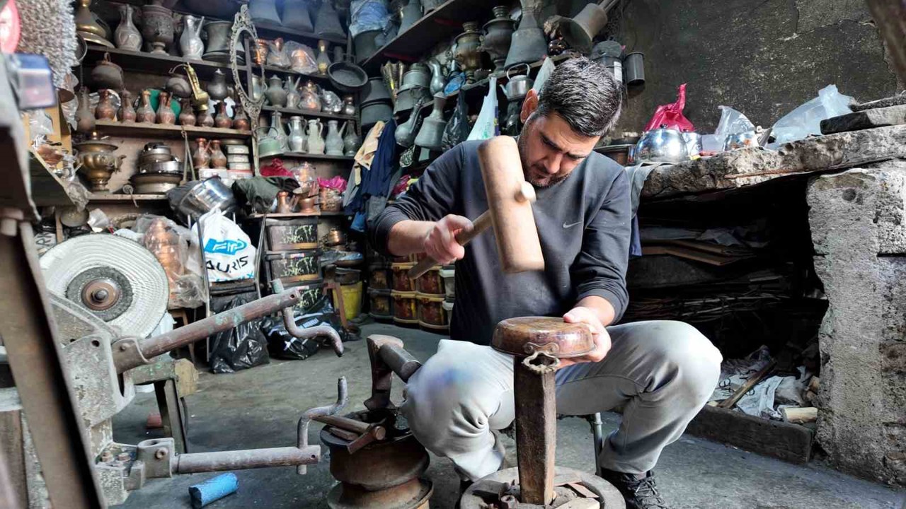 6 yaşında başladığı bakırcılığı neredeyse yarım asırdır sürdürüyor
