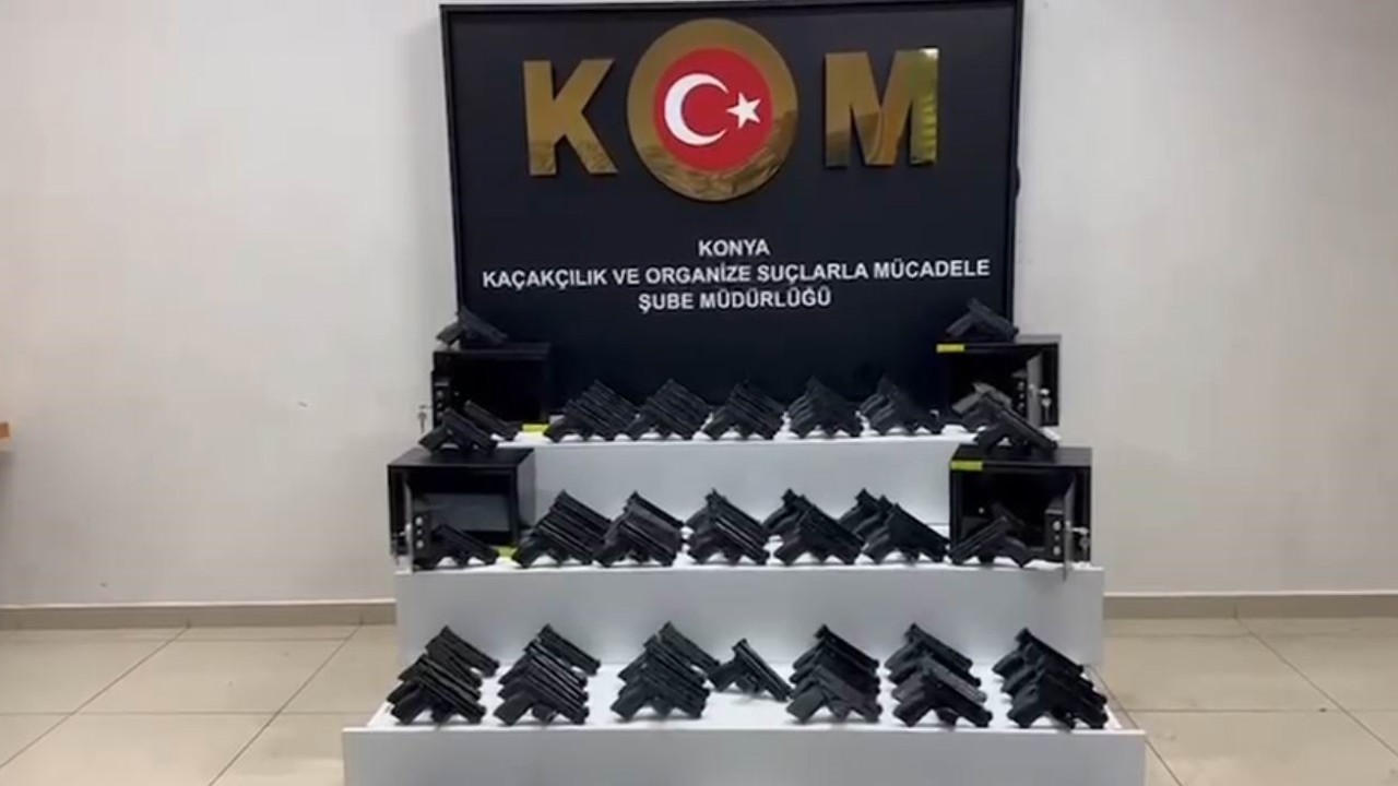 Konya Polisinden kaçak silah operasyonu: 100 tabanca ele geçirildi
