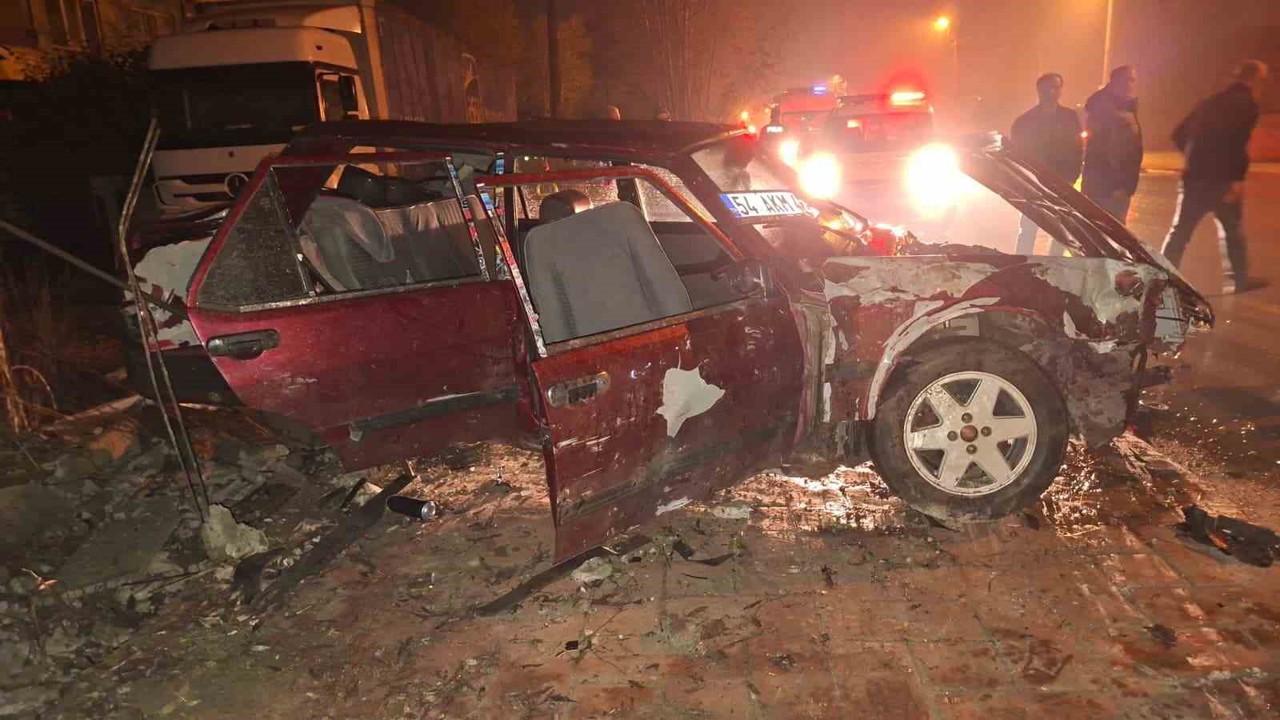 Alkollü sürücü sollama yaparken duvara çarptı: 3 yaralı
