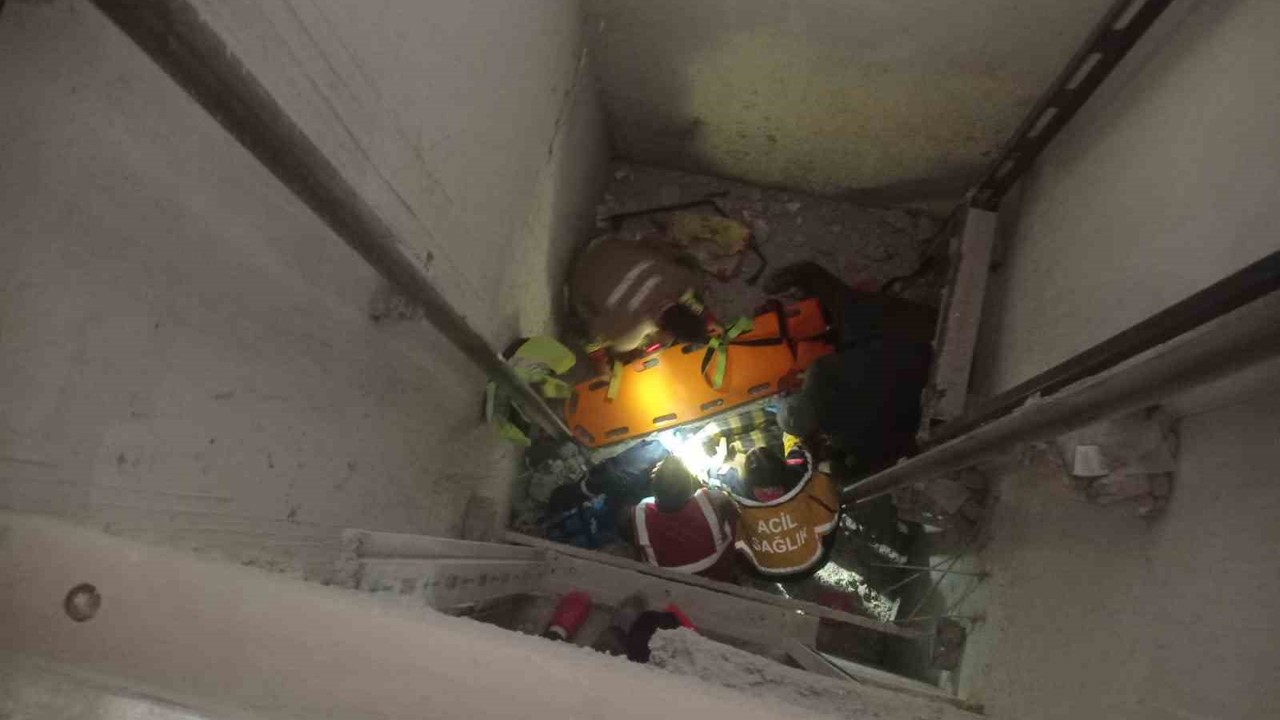 Asansör boşluğuna düşen işçi yaralandı

