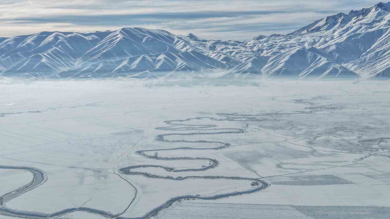 Yüksekova’nın kar altındaki menderesleri hayran bırakıyor

