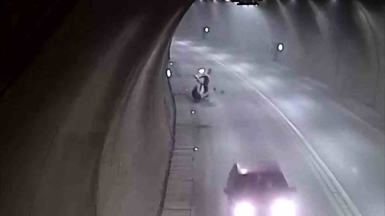 Tünelde motosikletle takla attı, bir dakika sonra yoluna devam etti
