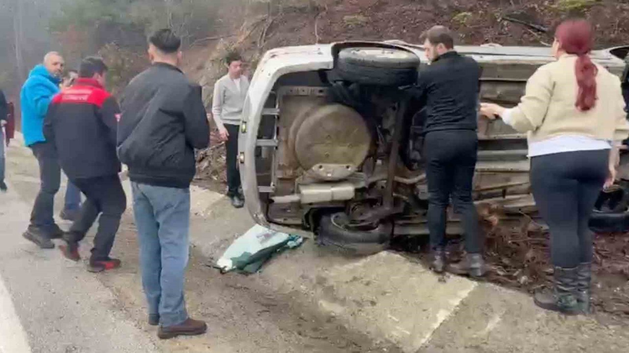 Bolu-Abant yolunda kontrolden çıkan araç, takla attı
