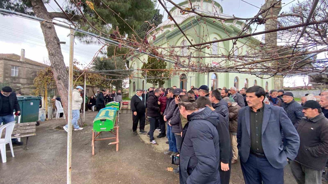 Ters yönde gelen aracın çarpmasıyla hayatını kaybeden 2 kişi son yolculuğuna uğurlandı
