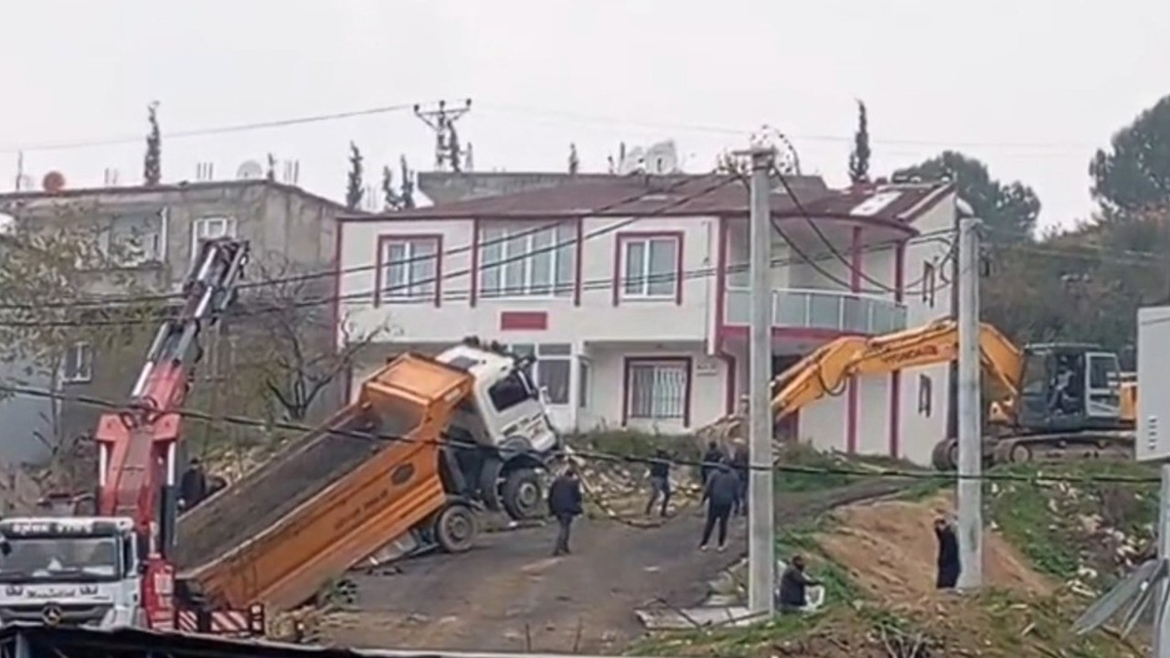 Yük boşaltan kamyon askıda kaldı
