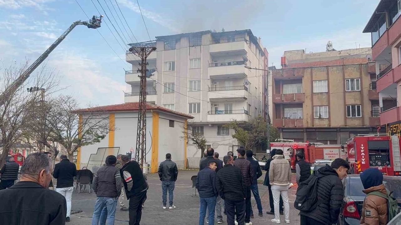 Gaziantep’te 4 katlı apartmanın terasında korkutan yangın
