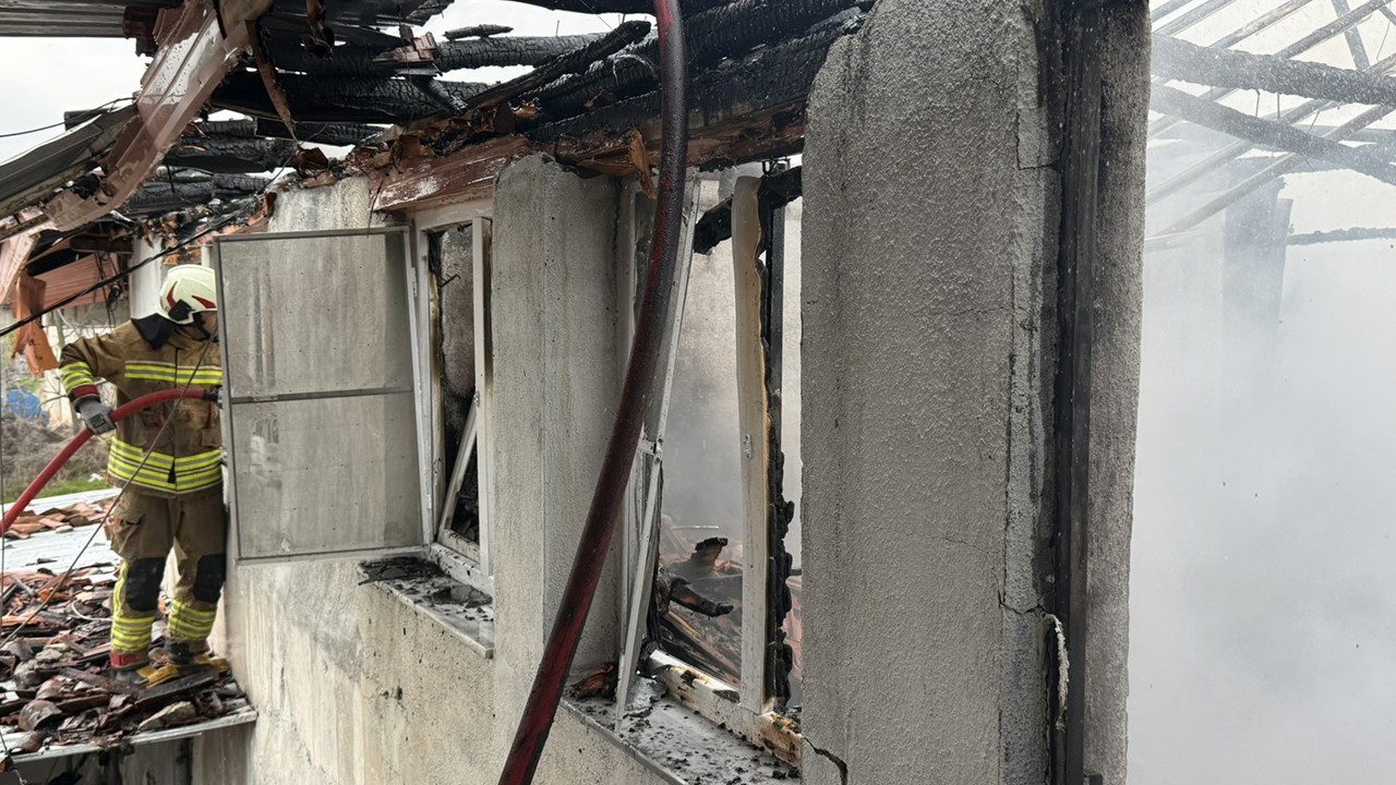 Manisa’da çıkan yangında 1 ev kullanılamaz hale geldi
