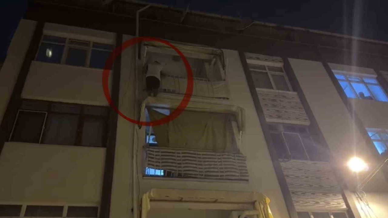 Kapısına gelen sivil polislerden korkup balkona çıkarak yürekleri ağza getirdi
