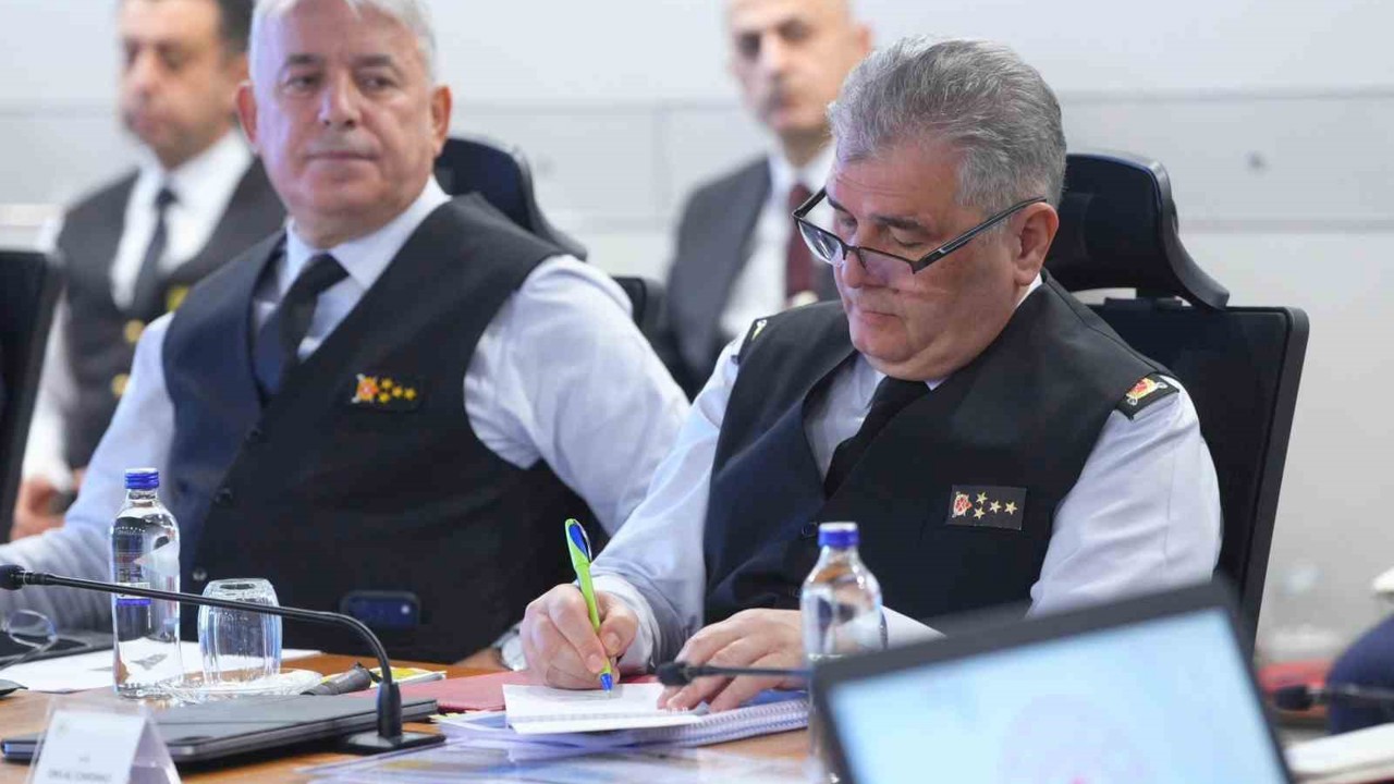 Bakan Yerlikaya: "Yeni yıl tedbirlerine ilişkin hazırlık ve koordinasyon toplantımızı gerçekleştirdik"
