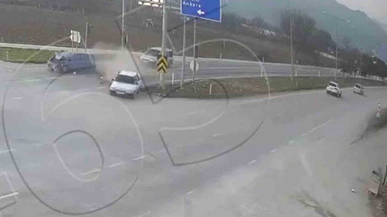 Kırmızı ışıkta bekleyen otomobile arkadan otomobil çarptı: Kaza anı kamerada
