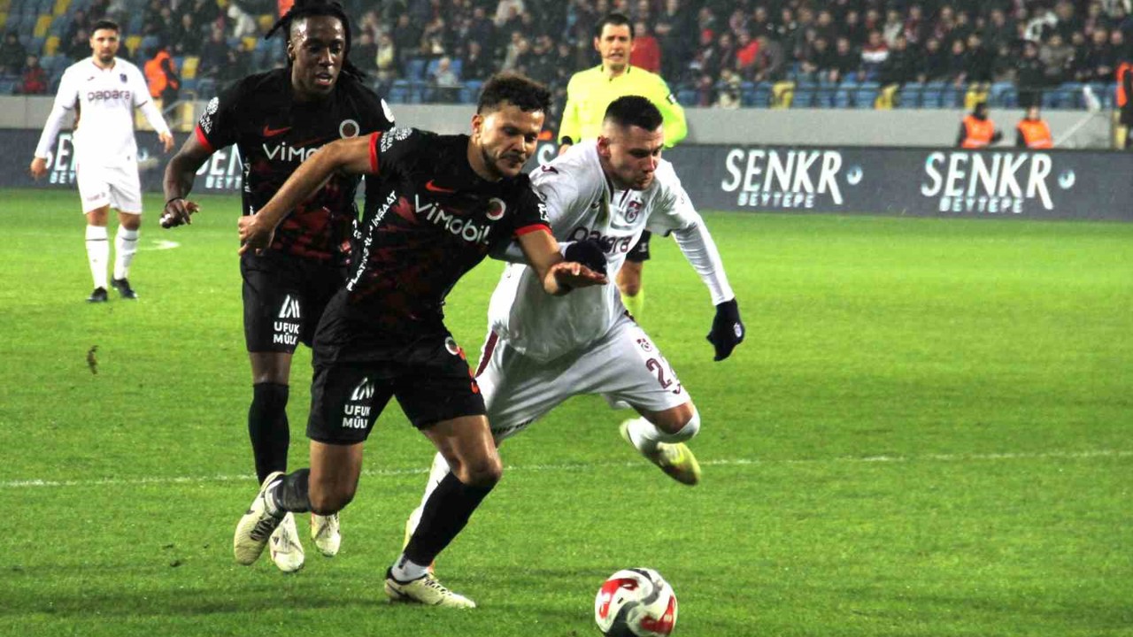 Trendyol Süper Lig: Gençlerbirliği: 2 - Trabzonspor: 1 (İlk yarı)
