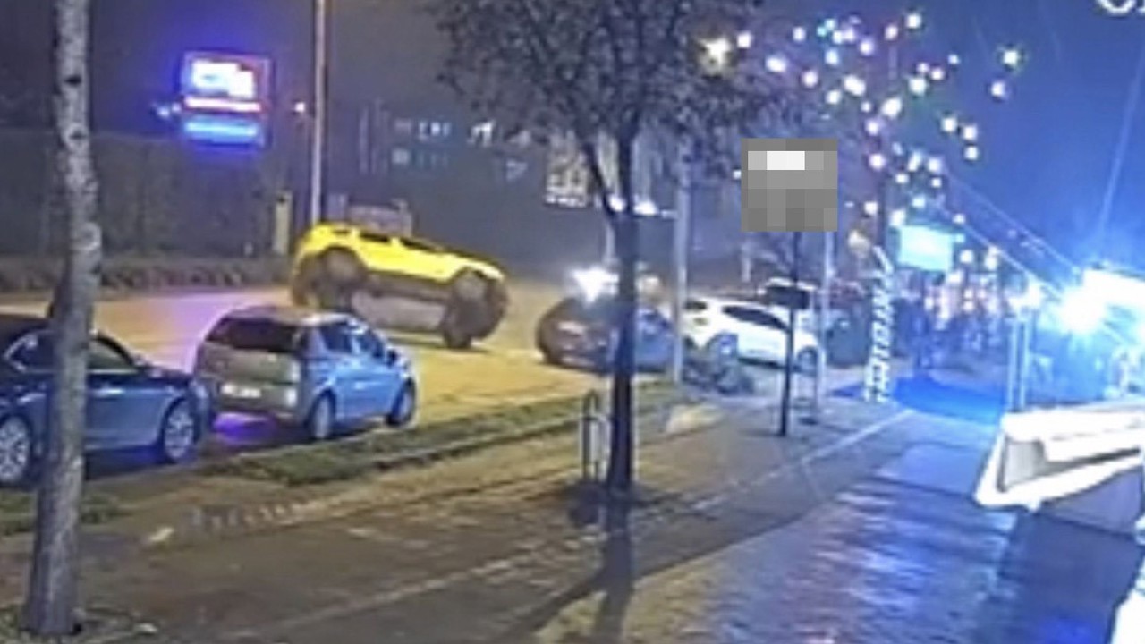 Taksi park halindeki otomobile çarpıp yan yattı
