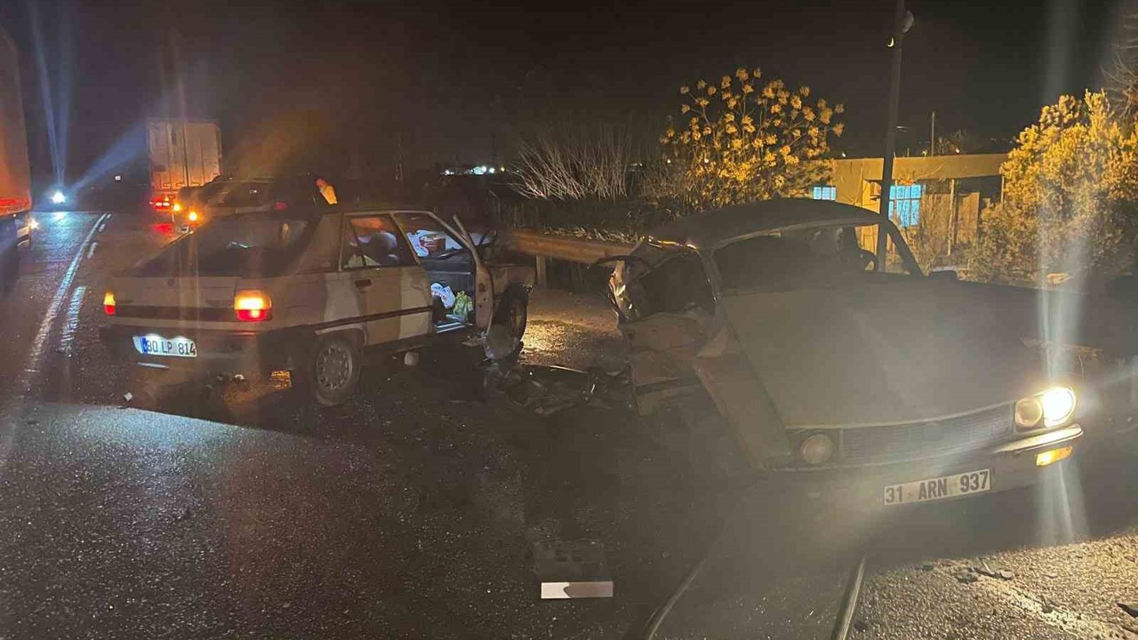 Otomobiller çarpıştı: 1 ölü, 2 yaralı
