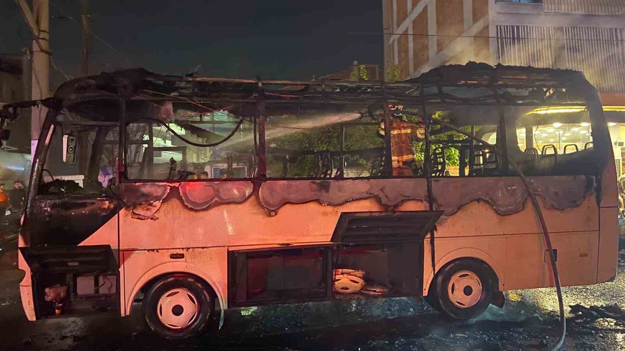 Manisa’da servis otobüsü alev alev yandı
