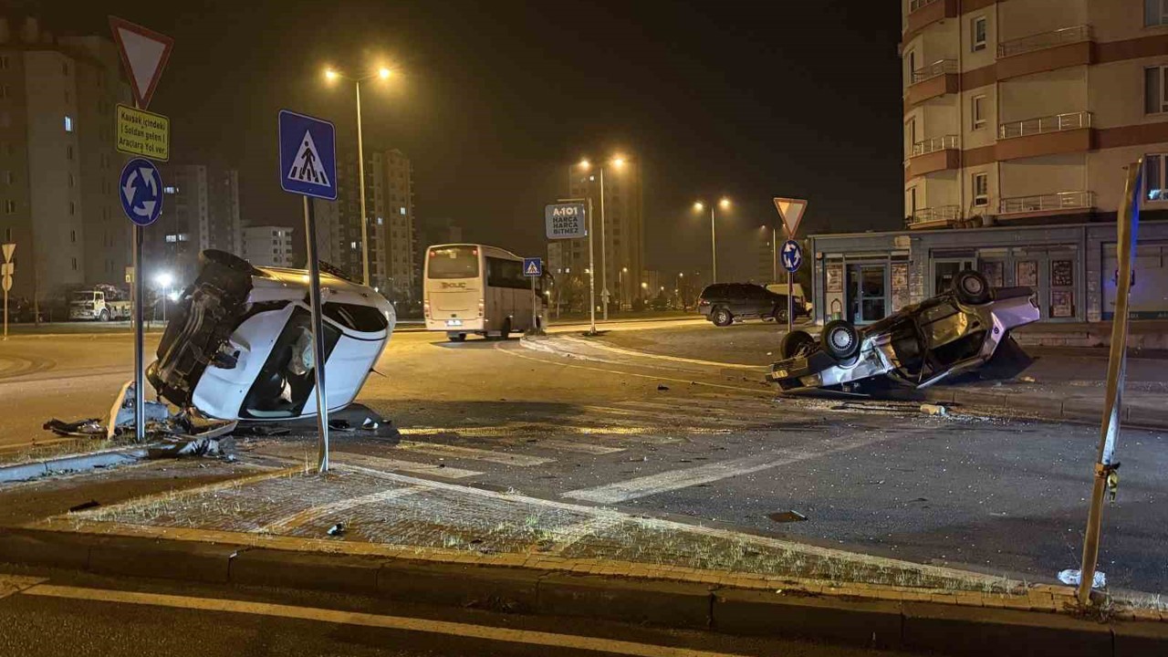 Kavşaktaki kazada otomobillerden biri yan yattı, diğeri takla attı: 2 yaralı
