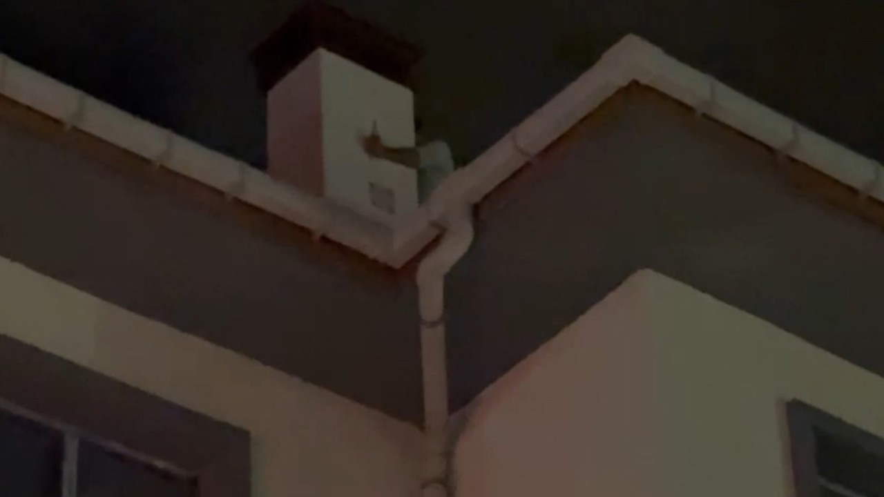 Babasıyla tartışıp, intihar için çatıya çıkan vatandaşı ekipler vazgeçirdi
