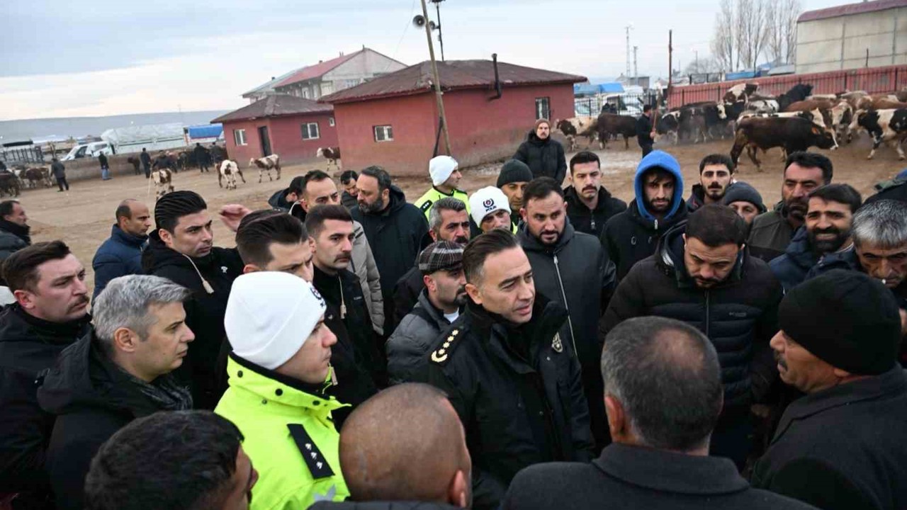 Ağrı Emniyet Müdürü Göksel Önder, Hayvan Borsasını ziyaret etti
