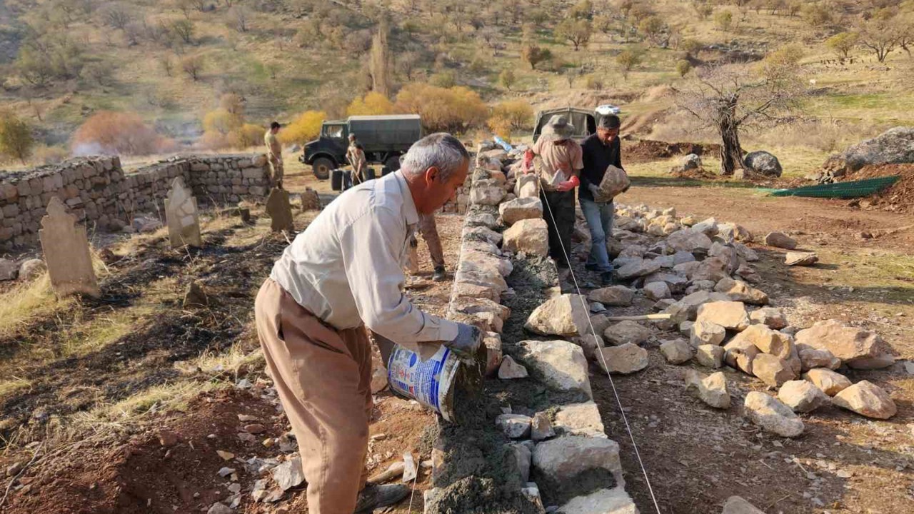 Derecik’te vefa örneği: Şehit mezarlıkları yeniden yapıldı
