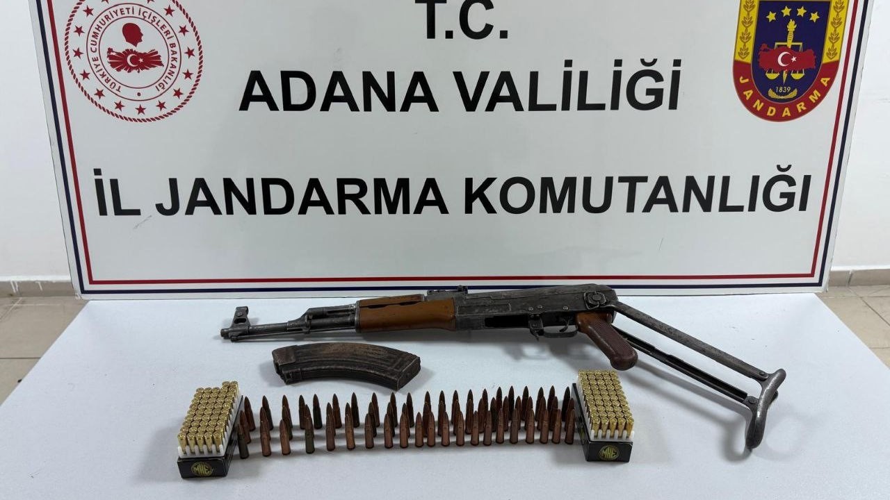 Adana’da uzun namlulu silahla yakalanan 2 şüpheli tutuklandı
