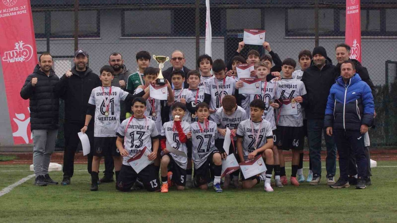 Düzce’de şampiyon İsmetpaşa ortaokulu oldu
