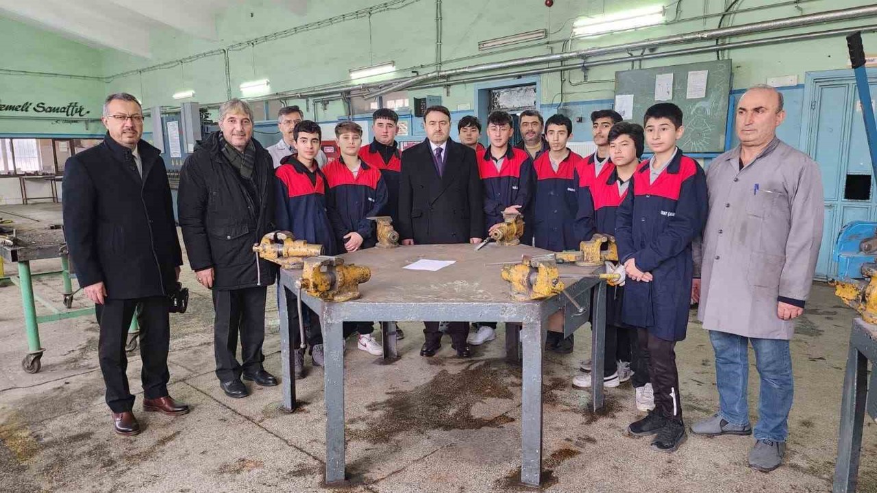 Vali Işın, "Mesleki eğitim üretim, istihdam ve kalkınma açısından büyük önem taşıyor"
