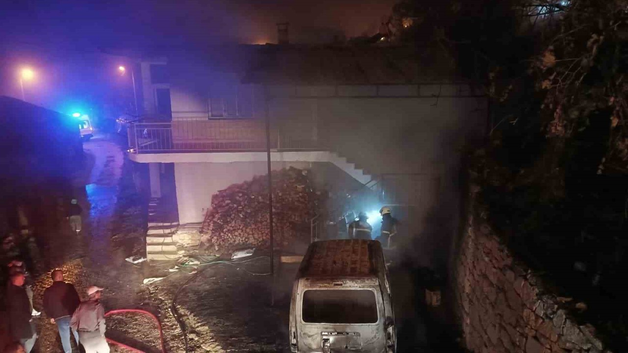 Burdur’da evde çıkan yangın hafif ticari araca sıçradı
