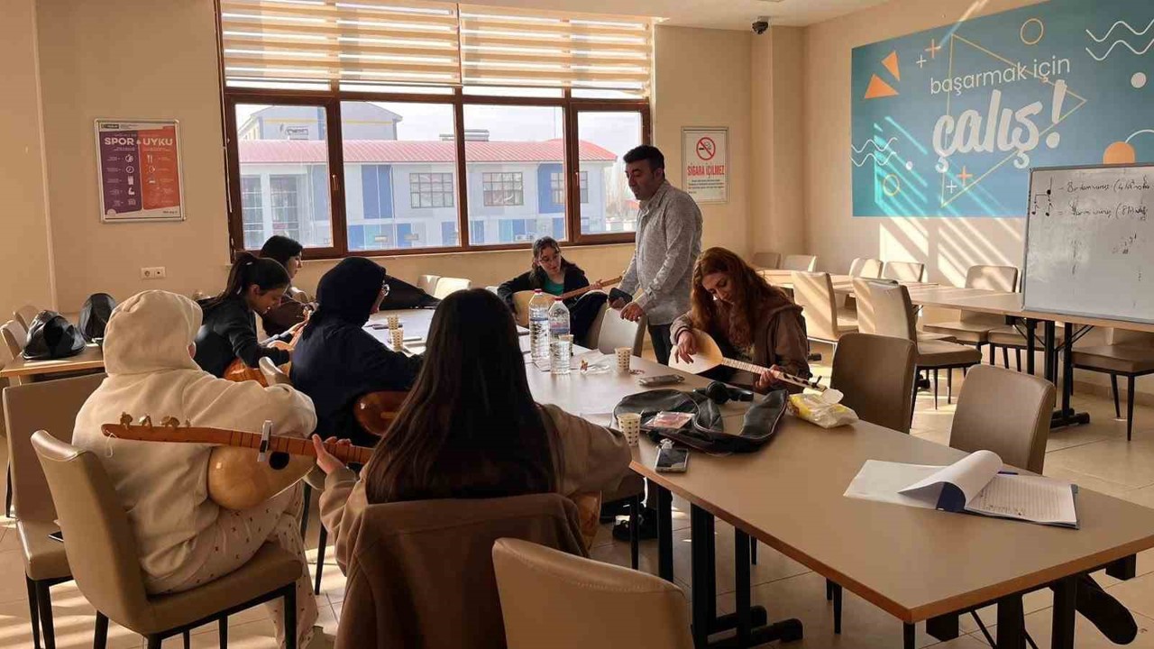 Yurttaki kız öğrenciler bağlama çalmayı öğreniyor
