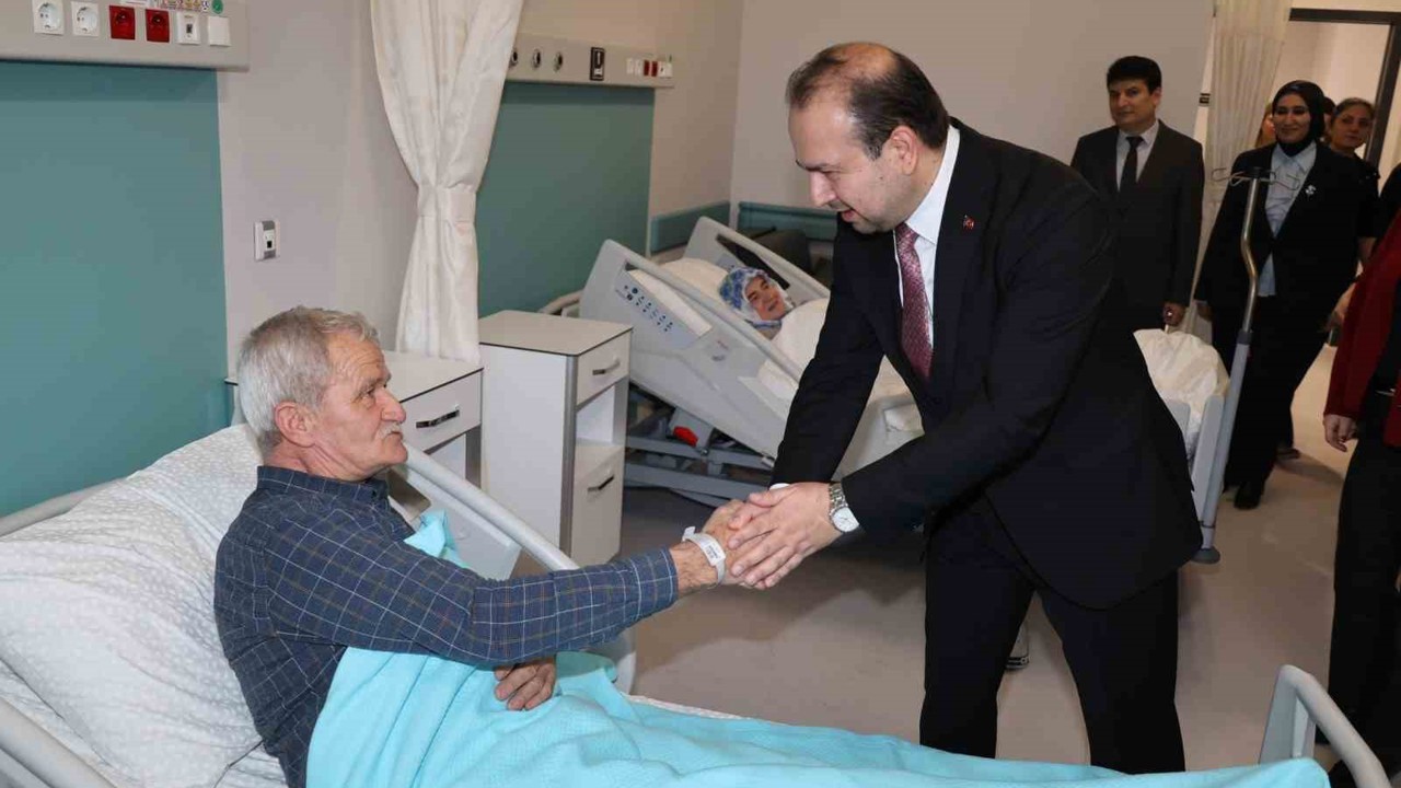 Aydın İl Sağlık Müdürü Şenkul, hastanenin ilk yatan hastaları ile bir araya geldi
