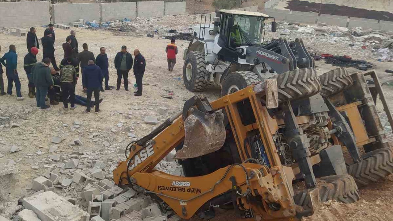 Çalışma sırasında yol çöktü, devrilen kepçenin operatörü yaralandı

