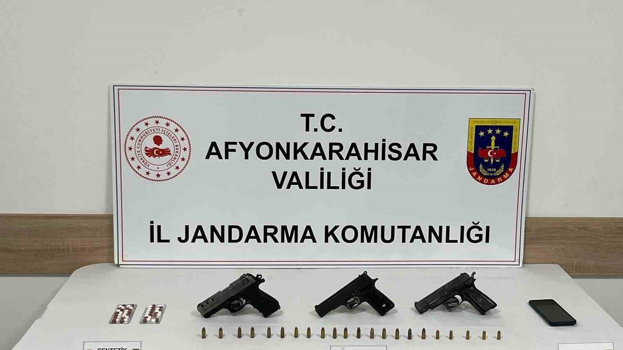 Uyuşturu ve ruhsatsız tabancalarla yakalanan şahıs tutuklandı
